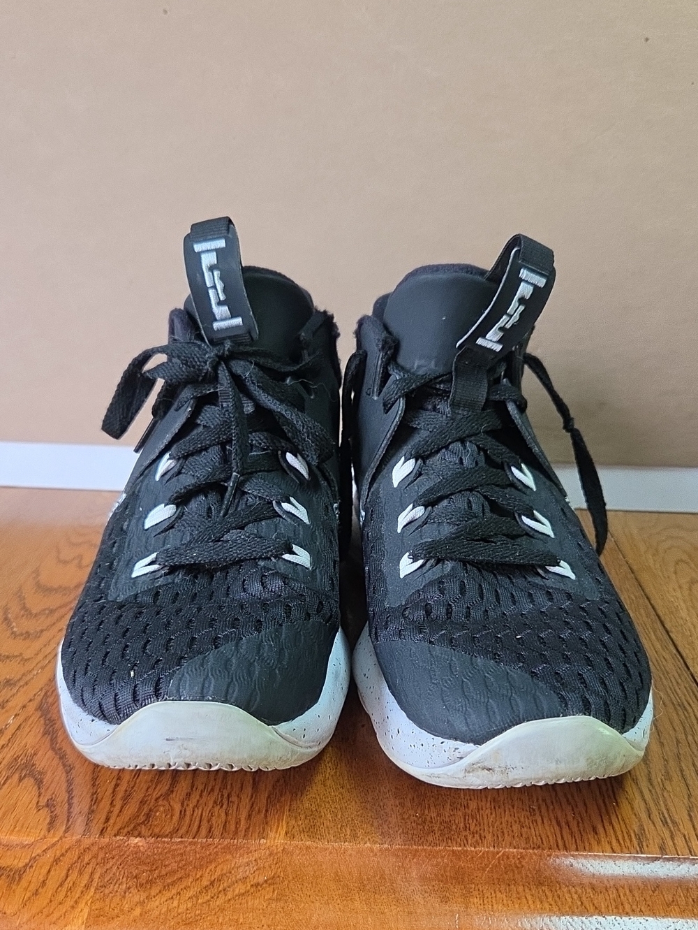 Nike LeBron Witness 5 2020 Size 7.5 basketball shoes